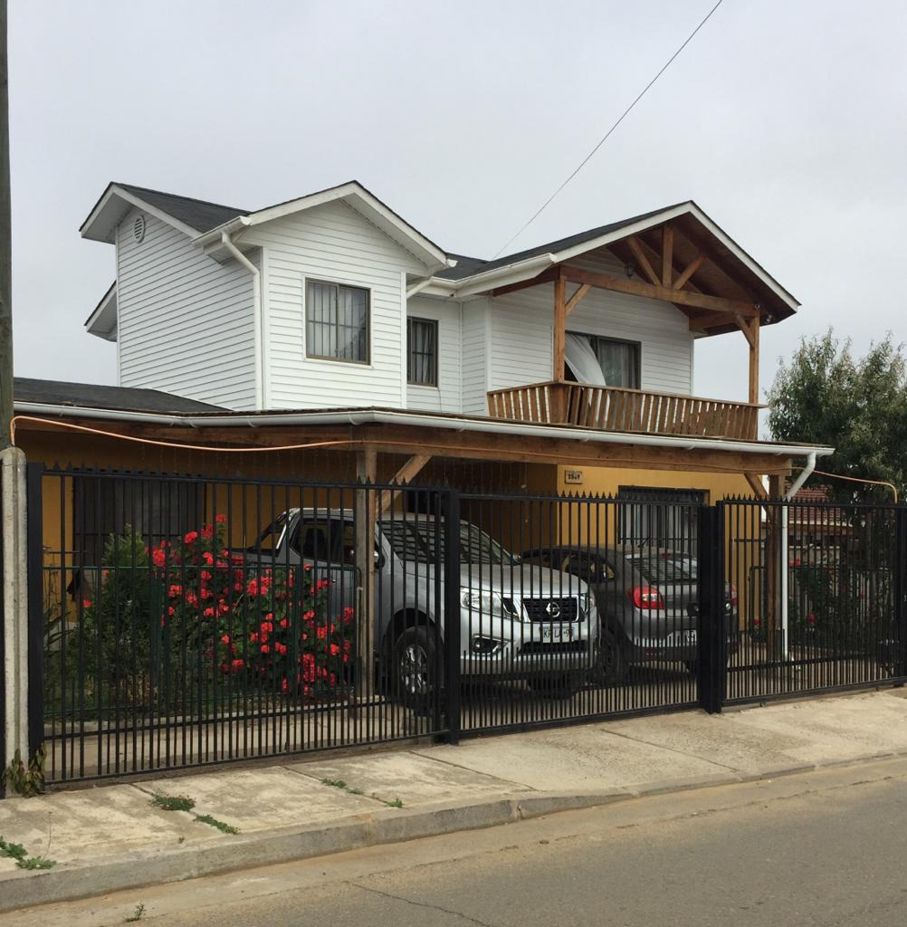GRAN CASA DE 2 PISOS CON OTRA INTERIOR