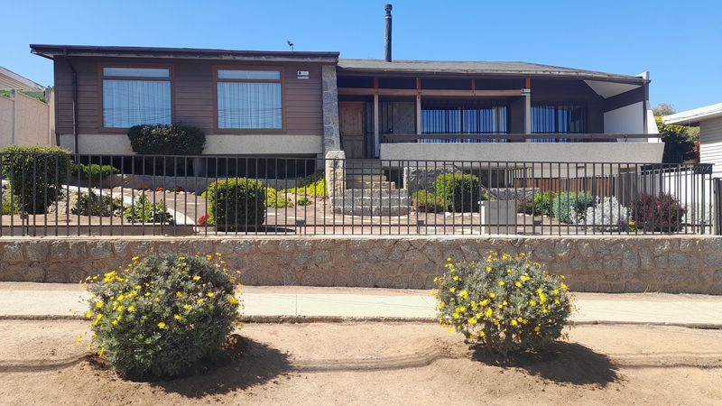 GRANDE  Y HERMOSA CASA DE UN PISO EN EL CENTRO DE ALGARROBO